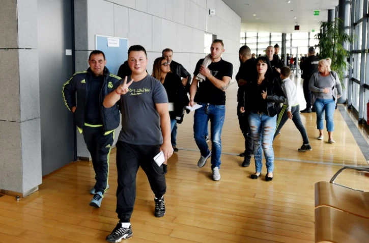 Des prévenus sortent de la salle d'audience de Grenoble le 19 septembre 2016 pendant le procès de 12 personnes pour leur participation présumée aux émeutes de Moirans