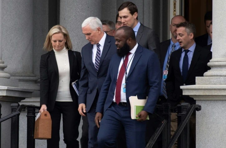 Le vice-président américain Mike Pence (2e G), le secrétaire général de la Maison Blanche Jared Kushner (C) et la ministre américaine de la Sécurité intérieure Kirstjen Nielsen (G) après une rencontre avec des réprésentants du Sénat et de la Chambre des Réprésentants