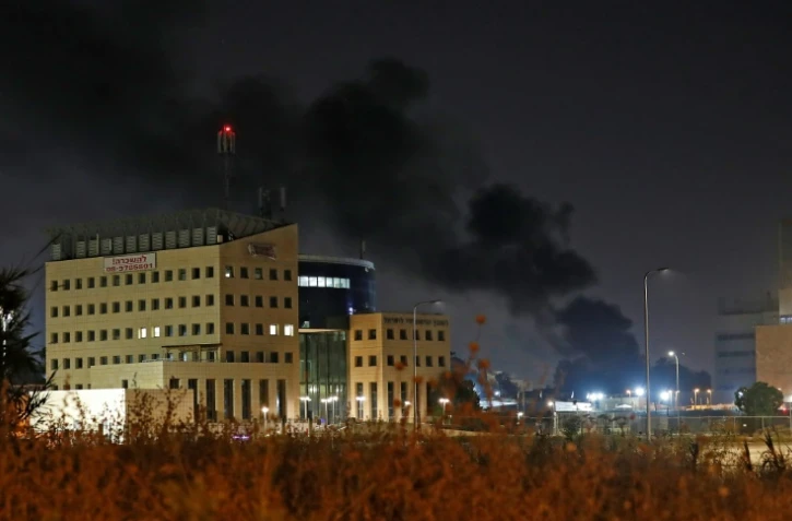 De la fumée s'élèvent au-dessus de Lod, ville mixte d'Israël, après des manifestations le 12 mai 2021