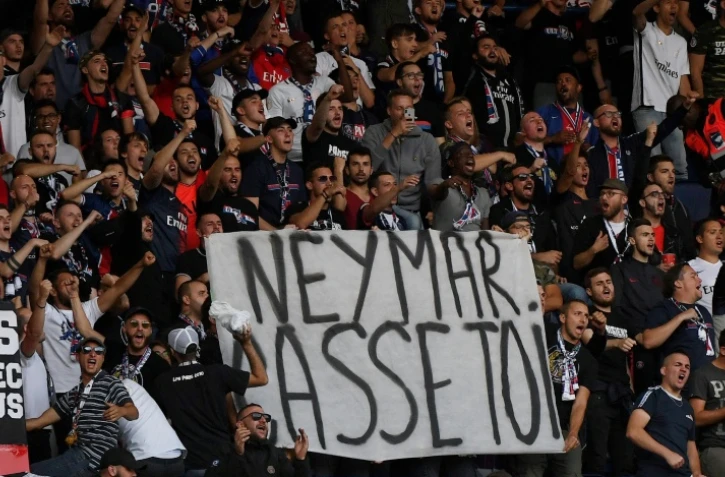 Banderole déployée par des supporters du PSG avant le match de L1 contre Nîmes le 11 août 2019 au Parc des Princes 