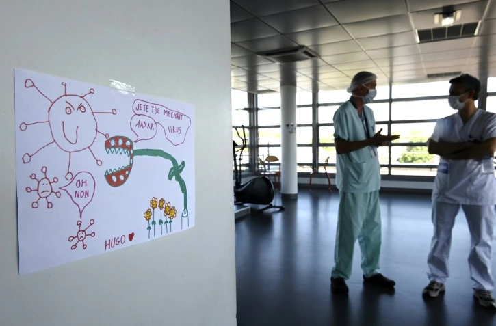 Un soignant discute avec un psychologue à l'hôpital de Strasbourg, le 6 mai 2020