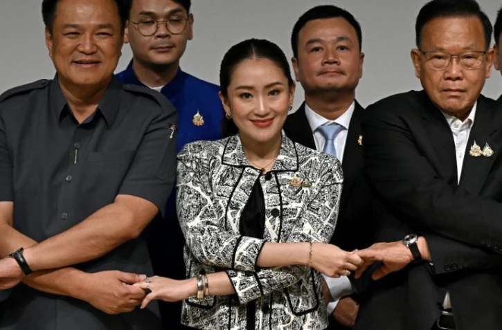 Paetongtarn Shinawatra (centre), plus jeune fille de l'ancien Premier ministre Thaksin Shinawatra, le 15 août 2024 à Bangkok