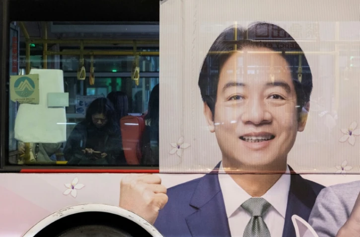 Une affiche du vice-président de Taïwan et candidat à l'élection présidentielle issu du Parti démocratique progressiste (DPP), Lai Ching-te, sur un bus à Taipei le 10 janvier 2024