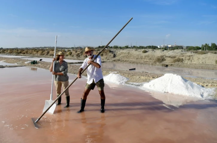 Juan Carlos Sanchez de Lamadrid et Macu Gomez, son épouse, dans leur marais salins à El Puerto de Santa Maria, près de Cadix, le 14 septembre 2023
