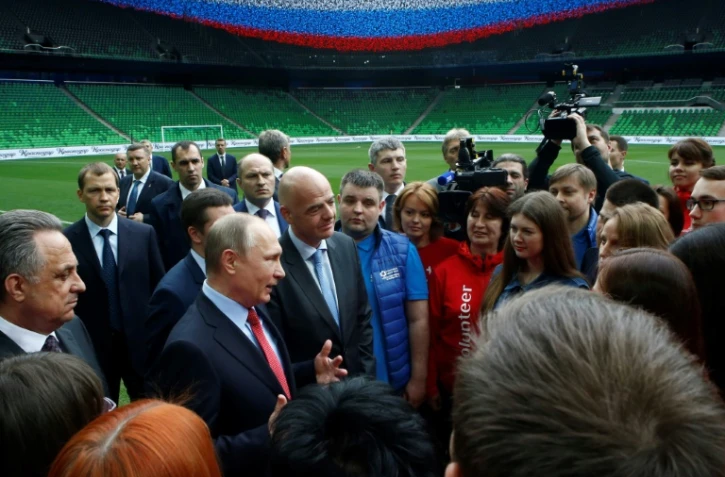 Le président russe Vladimir Poutine et Gianni Infantino (Fifa) rencontrent des volontaires du Mondial en formation, le 23 mai 2017 à Kasnodar