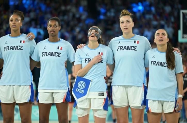 De gauche à droite: Iliana Rupert, Valériane Ayayi, Sarah Michel Boury, Alexia Chery et Marine Fauthoux de l'équipe de France féminine de basketball, le 9 août 2024 aux JO de Paris, à la Bercy Arena 