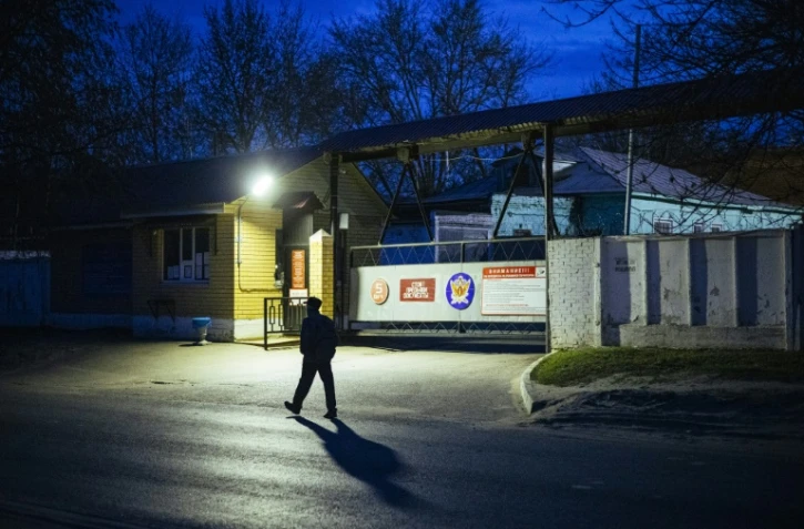 Un homme marche devant l'entrée de la colonie pénitentiaire de la ville de Vladimir où a été hospitalisé l'opposant russe en grève de la faim Alexeï Navalny le 19 avril 2021