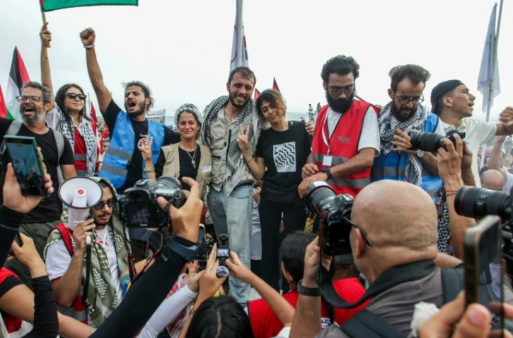 L'équipage de la "Global Sumid Flotilla" acclamé par des militants pro-palestiniens à Sidi Bou Saïd, en Tunisie, le 7 septembre 2025