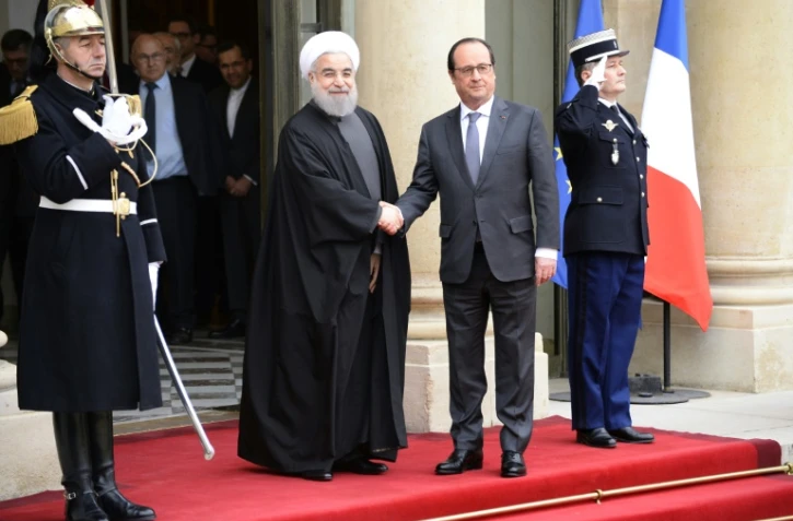 Le président François Hollande (d) accueille le président iranien Hassan Rohani, le 28 janvier 2016 à Paris