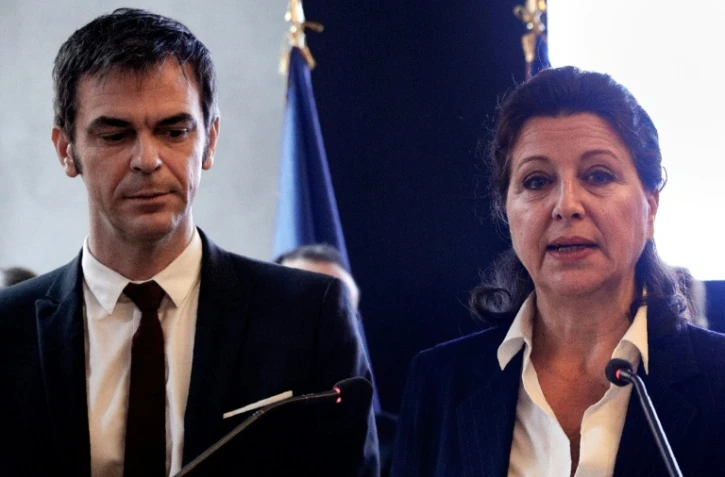 Agnès Buzyn et son successeur Olivier Véran, lors de la passation de pouvoirs au ministère de la Santé le 17 février 2020