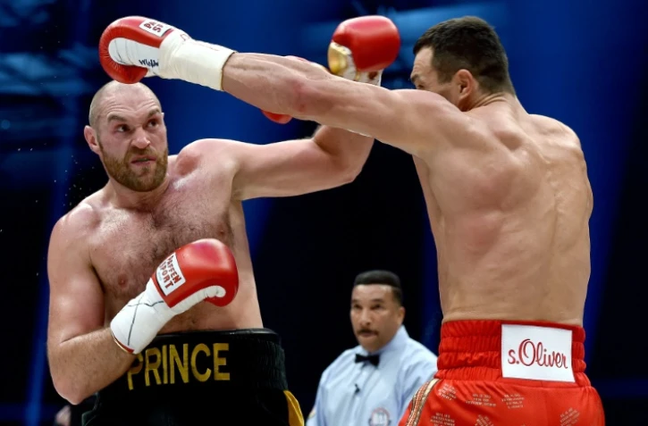 Le poids lourd britannique Tyson Fury (de face) contre l'Ukrainien Wladimir Klitschko, le 28 novembre 2015 à Düsseldorf 