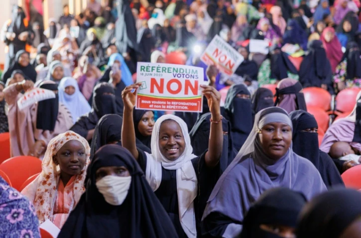Une femme tient une pancarte sur laquelle est écrit "Référendum votons non" à Bamako, le 16 juin 2023