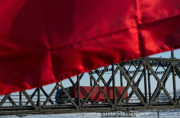 Un camion traverse le pont friendship entre Sinuiju en  Corée du nord et Dandong en Chine, le 9 janvier 2018