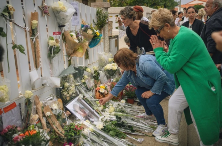 Des habitants déposent des fleurs lors d'une marche blanche à Alénya, le 3 novembre 2024 dans les Pyrénées-Orientales, en hommage à Emilio, l'adolescent "battu à mort" le 23 octobre 2024 au domicile familial