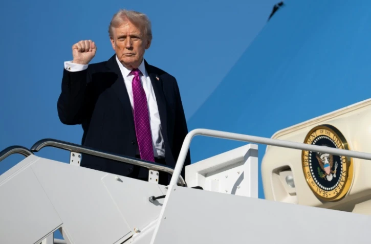 Le président amréicain Donald Trump embarque à bord de son avion Air Force One à la base aérienne Andrews, près de Washington, le 17 octobre 2025