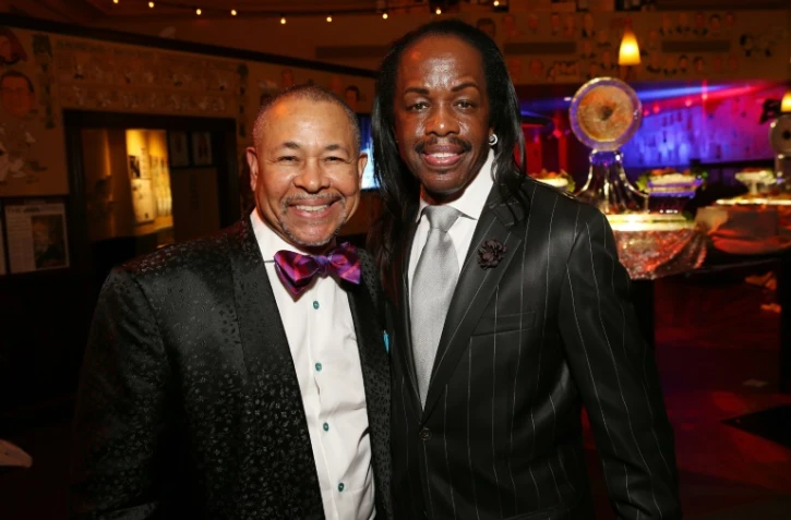 Maurice White (g) avec Verdine White du groupe Earth, Wind & Fire le 8 février 2015 à Los Angeles