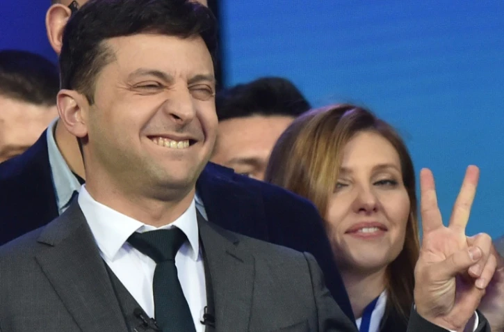 Le comédien et candidat à la présidentielle en Ukraine Volodymyr Zelensky fait le V de la victoire à l'issue d'un débat avec le président sortant Petro Porochenko le 19 avril 2019 à Kiev