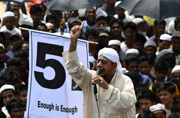 Des réfugiés Rohingyas manifestent dans un camp de réfugiés à Ukhia, au Bangladesh, le 25 août 2022