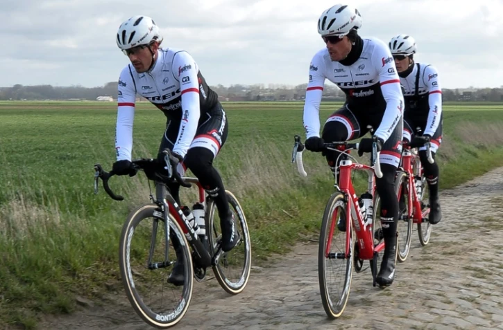 L'équipe Trek et son leader le Suisse Fabian Cancellara (g) à l'entraînement sur un secteur pavé en vue de Paris-Roubaix, le 7 avril 2016