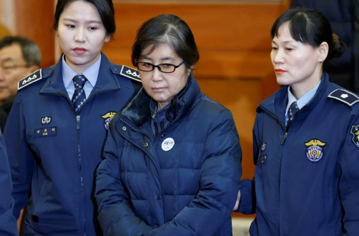 Choi Soon-sil (C), confidente de l'ex-présidente sud-coréenne et photographiée ici le 16 janvier 2017, a été condamnée à 20 ans de prison