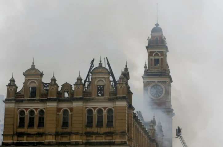 Des pompiers tentent d'éteindre l'incendie du Musée de la Langue portugaise de Sao Paulo, le 21 décembre 2015
