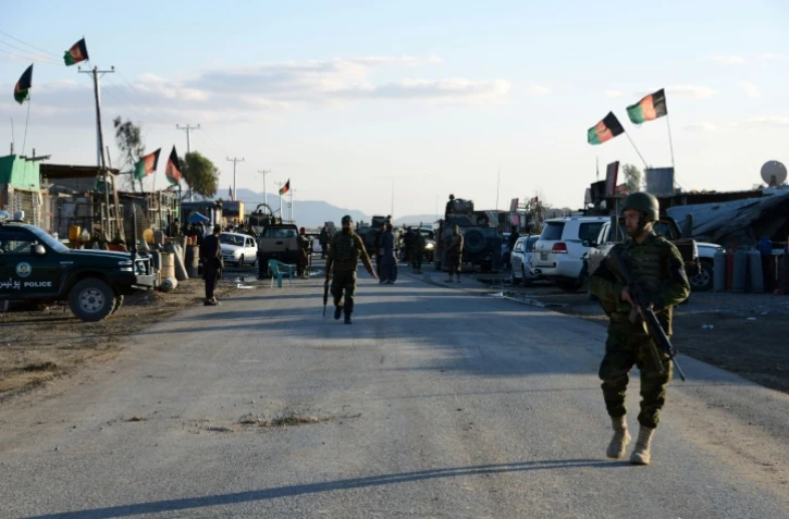 Des soldats de l'armée afghane restent vigilants après une offensive des talibans contre l'aéroport de Kandahar, le 9 décembre 2015 en Afghanistan