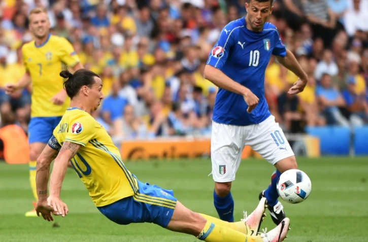L'attaquant vedette de la Suède Zlatan Ibrahimovic (g) à la lutte avec le milieu italien Thiago Motta lors de l'Euro à Toulouse, le 17 juin 2016 