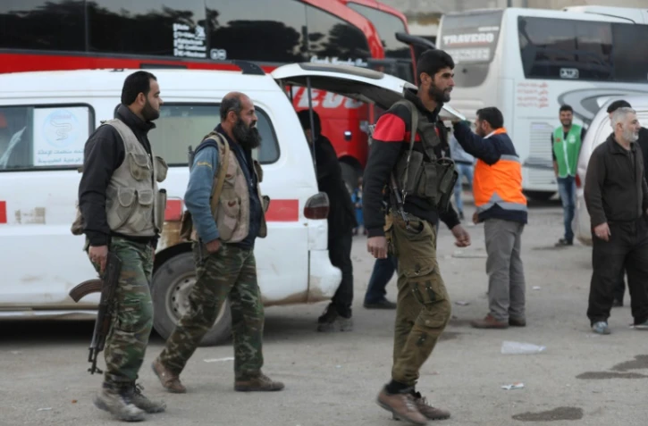 Des civils et des combattants syriens ayant été évacués de Douma arrivent à Qalaat al-Madiq, dans la province de Hama, le 2 avril 2018
