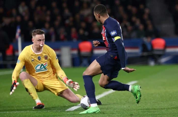 L'attaquant du PSG Kylian Mbappé face au gardien de Nice Marcin Bulka, le 13 mars 2024 au Parc des Princes