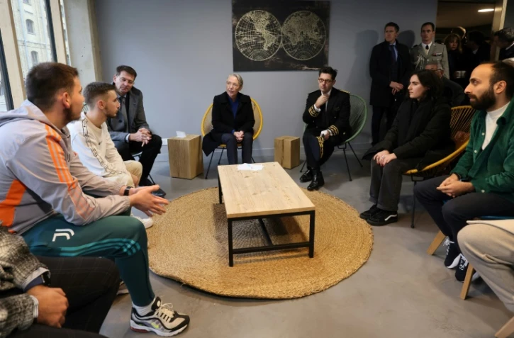 La Première ministre Elisabeth Borne (c) et le ministre délégué au Logement Patrice Vergriete (3e g) renconternt des étudiants au "All Suites Appart Hotel" à Dunkerque, le 16 novembre 2023