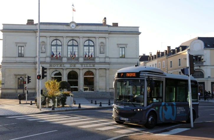 Un bus électrique passe devant l'hôtel de ville de Laval, le 28 octobre 2013