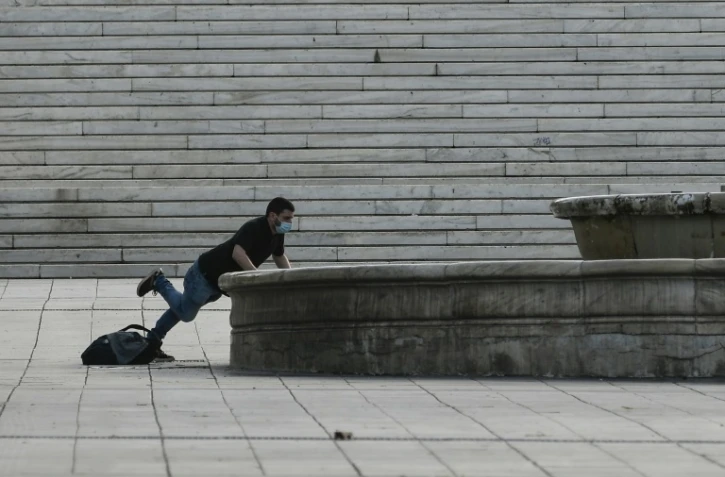 Un homme fait de l'exercice à Athènes, alors que la Grèce a été reconfinée pour lutter contre le Covid-19, le 7 novembre 2020