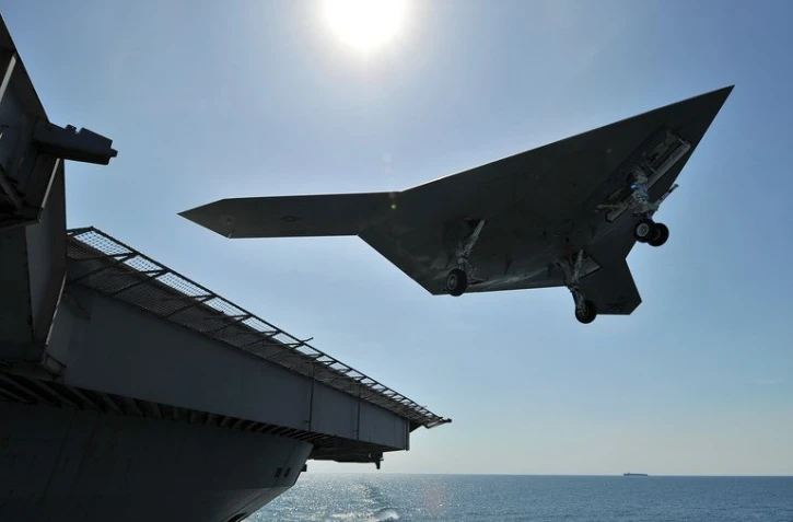 Un drone X-47B américain se pose sur le pont d'un porte-avion le 17 mai 2013