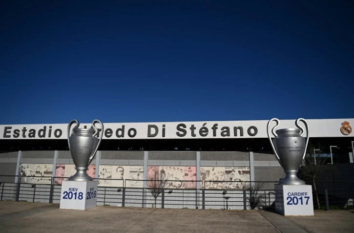 Des statues représentant les trophées de la Ligue des champions remportés par le Real Madrid devant son stade Alfredo Di Stefano à Valdebebas, au nord-est de Madrid, le 13 mars 2021