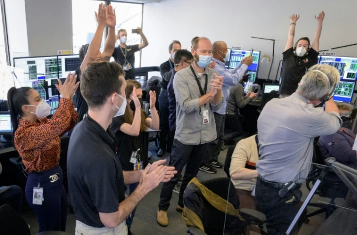 Les équipes d'ingénieurs en charge de déploiement du télescope spatial James Webb célèbrent le déploiement du miroir principal, au Space Telescope Science Institute à Baltimore, dans le Maryland, sur une image publiée par la Nasa le 8 janvier 2021