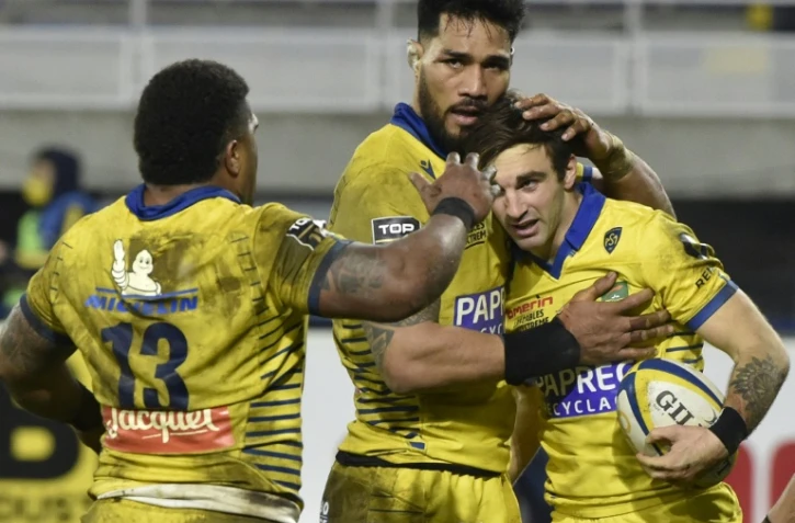 Le trois quarts centre de Clermont, Jean-Pascal Barraque, est félicité par ses coéquipiers après son essai marqué contre Lyon, lors de leur match de Top 14, le 5 février 2021 au stade Michelin à Clermont-Ferrand