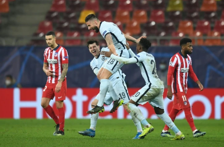 L'attaquant français de Chelsea, Olivier Giroud (c), fête son but avec ses coéquipiers lors du 8e de finale aller de la Ligue des champions contre l'Atlético de Madrid, à Bucarest, le 23 février 2021