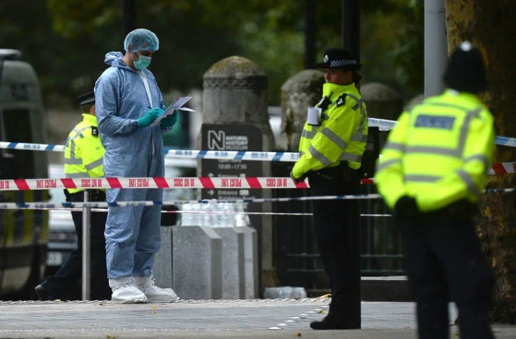 Un expert de la police technique et scientifique et des policiers le 7 octobre 2017 à Londres