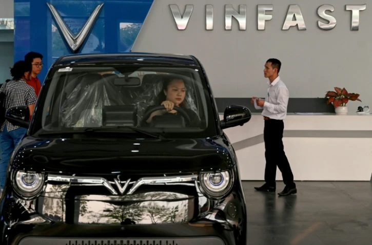 Une femme au volant d'une voiture chez le concessionnaire de voitures électriques Vinfast à Hanoï, le 11 avril 2026 au Vietnam