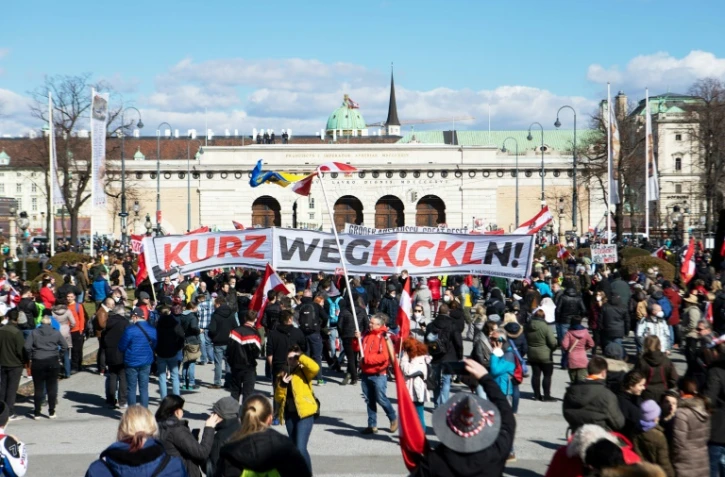 Des manifestants contre les restrictions destinées à lutter contre le Covid-19, à Vienne (Autriche), le 6 mars 2021.