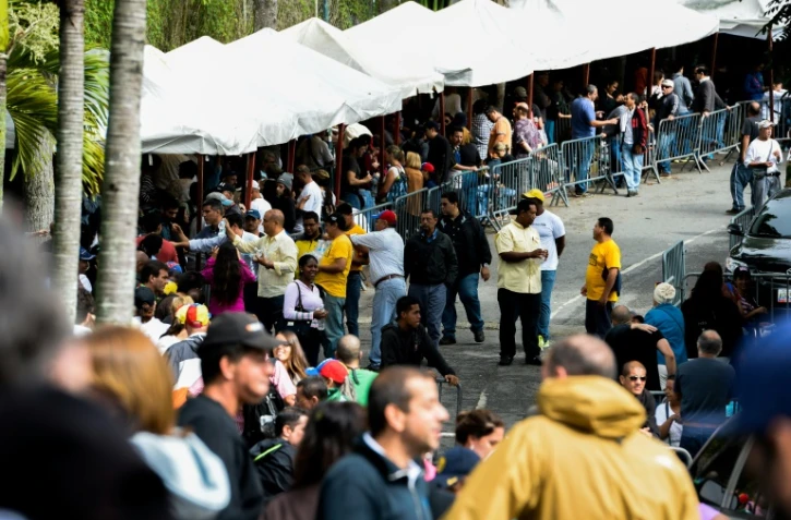 Des Vénézuéliens font la queue devant les centres électoraux, au dernier jour de validation des signatures en faveur d'un référendum révocatoire contre le président Nicolas Maduro, le 24 juin 2016 à Caracas