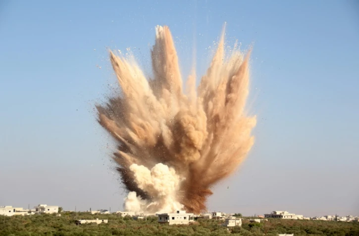 De la fumée s'élève après une attaque, le 10 août 2015, sur un tunnel utilisé par les forces gouvernementales syriennes, dans le village de Foua, dans la province d'Idleb