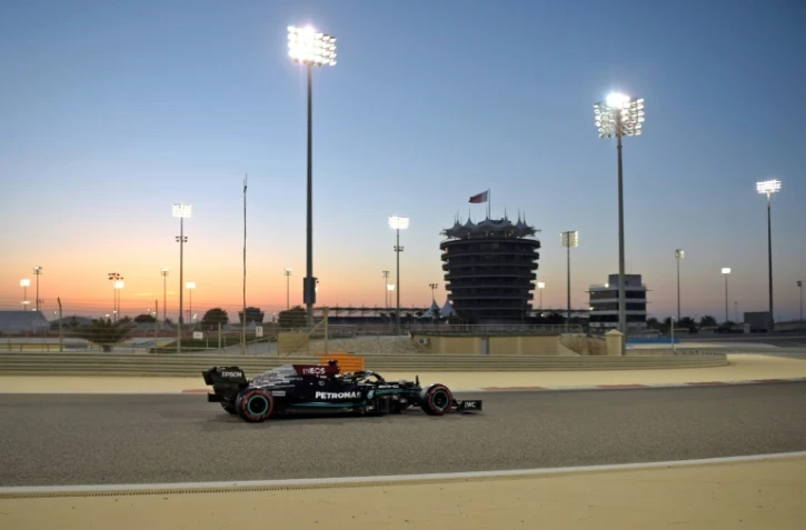 La Mercedes F1 W12 de Lewis Hamilton sur la piste du circuit international de Sakhir, aux essais de pré-saison, le 14 mars 2021