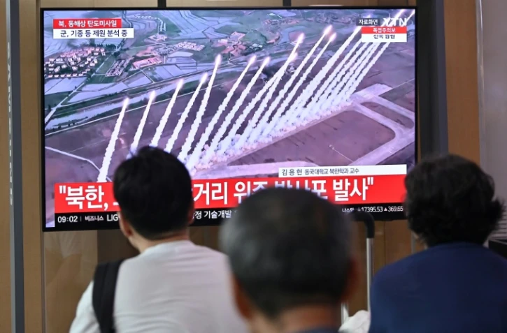 Des personnes regardent un écran de télévision montrant un bulletin d'informations avec des images d'un test de missile nord-coréen, dans une gare à Séoul, le 12 septembre 2024