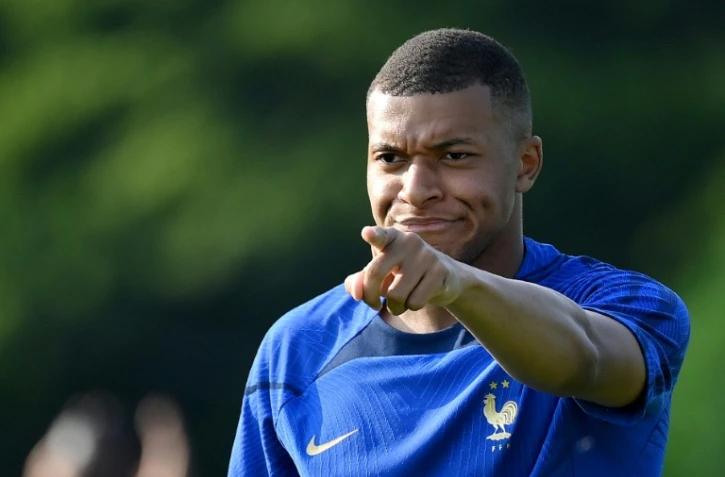 Le footballeur Kylian Mbappe lors d'un entraînement pour les matches de qualifications à l'Euro 2024, le 16 juin 2024 à Clairefontaine-en-Yvelines (France)