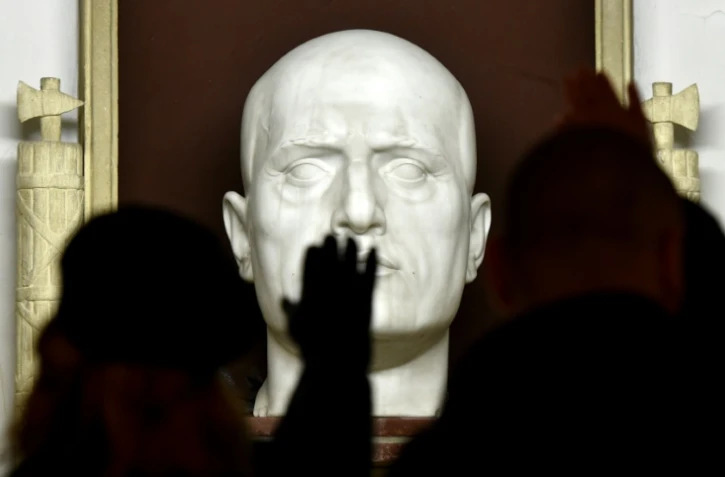 Des nostalgiques du fascisme saluent le portrait du Duce à Predappio (Italie), sa ville natale, le 24 avril. 