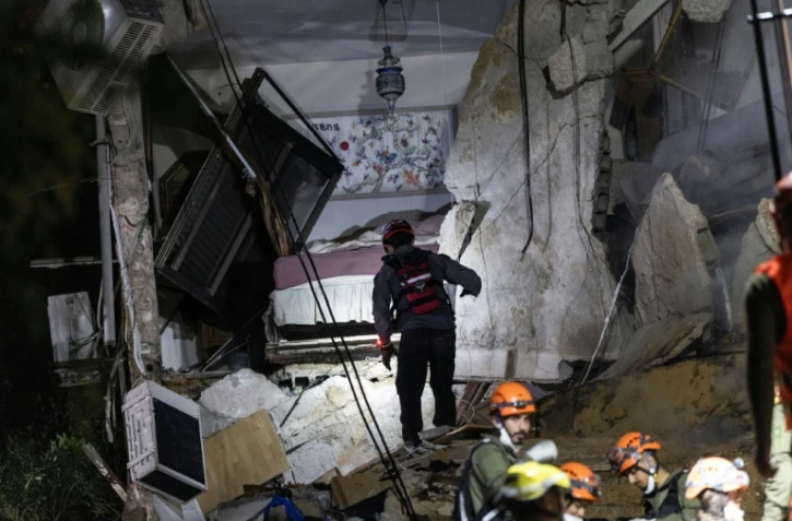 Opérations de secours dans un immeuble de Haïfa, dans le nord d'Israël, détruit par une frappe iranienne le 5 avril 2026