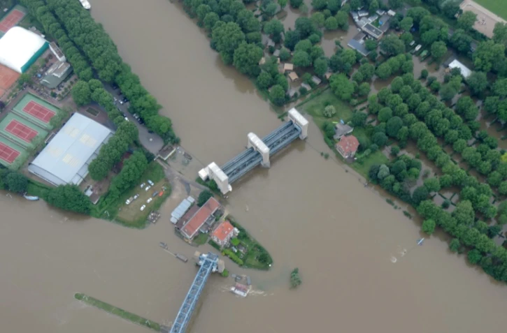 Photo prise par l'Armée de l'Air française montrant un camping inondé par la crue de la Seine près du pont de Suresnes à Paris
