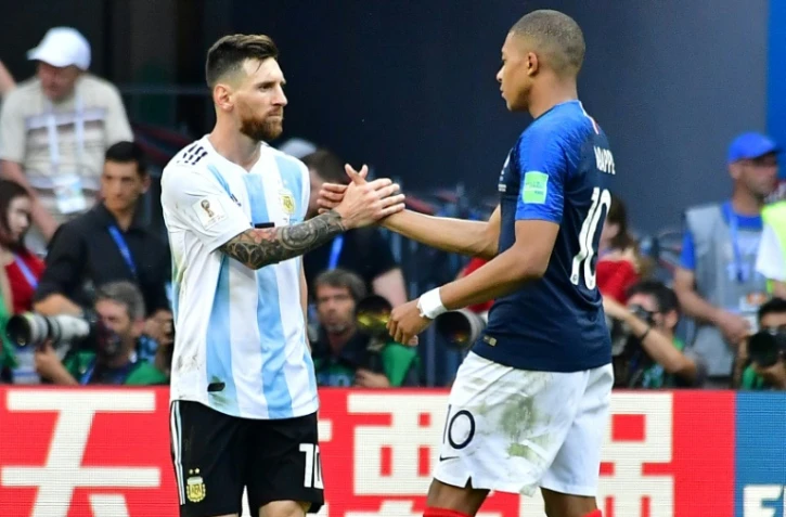 L'attaquant argentin Lionel Messi salue son homologue français Kylian Mbappé, après leur 8e de finale de la Coupe du monde 2018, le 30 juin 2018 à Kazan (Russie)