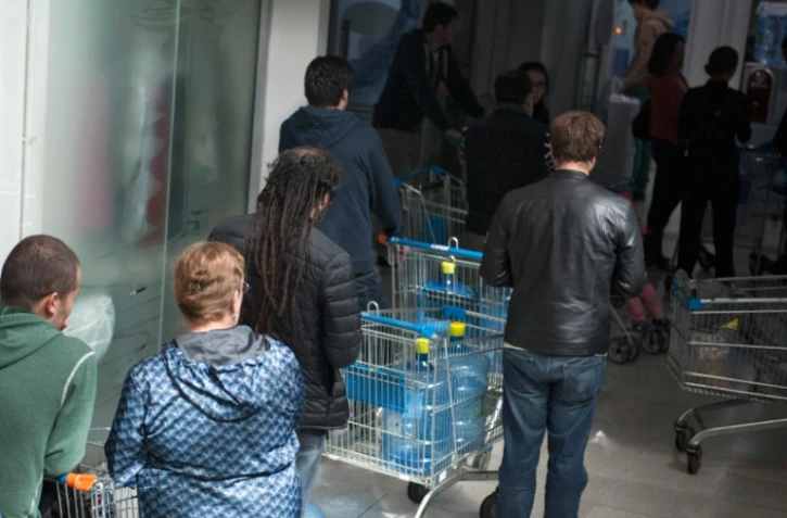 Des habitants font la queue pour acheter de l'eau à Santiago du Chili, le 16 avril 2016